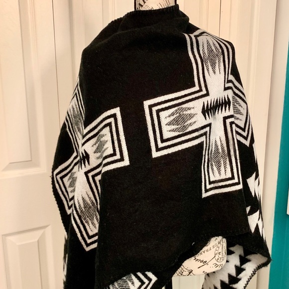 ๐HP!๐Old Navy Black and White Aztec wrap - Picture 5 of 5